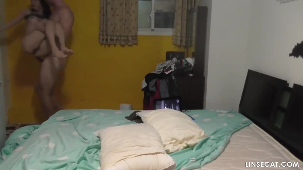 한국 여학생 2명이 백인 남자친구와 성관계를 가졌다. 그들은 백인 남자의 큰 자지로부터 큰 만족을 얻습니다. 오르가슴