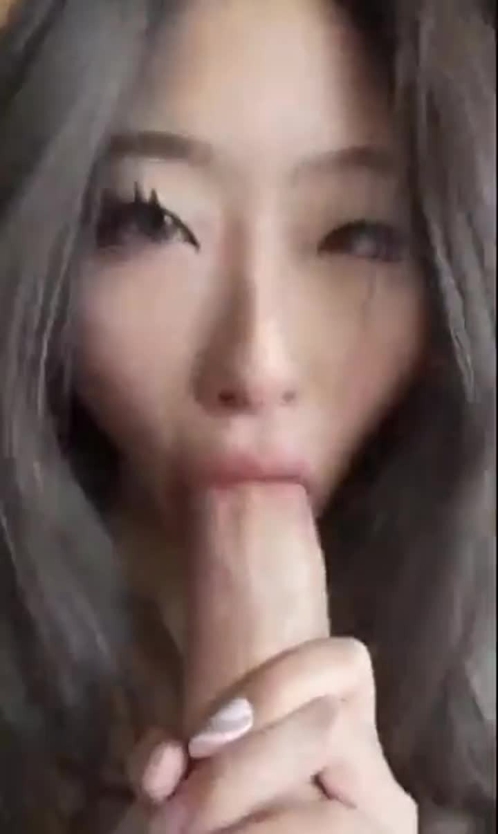 대물을 위아래 구멍으로 삼키는 선수급 여자