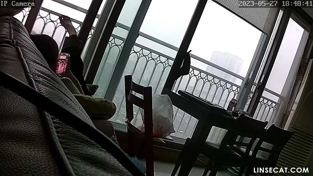 해킹된 홈 IP 카메라_ 한국 여성 3명이 자위를 하고 있다. 그들은 극도로 흥분하고 큰 자지가 그들과 세게 섹스하기를 원합니다