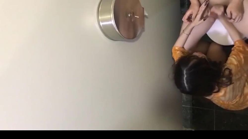 화장실에서 알몸으로 떡치는 커플