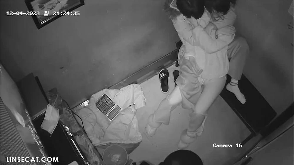 2023년 한국 노래방의 IP 카메라가 해킹당했습니다_ 커플 2명. 정유미(정유미) 닮은 소녀는 노래를 부르고 싶어하는데 남자친구가 한 손으로는 가슴, 다른 한 손으로는 보지를 만져 노래 실력에 영향을 준다.