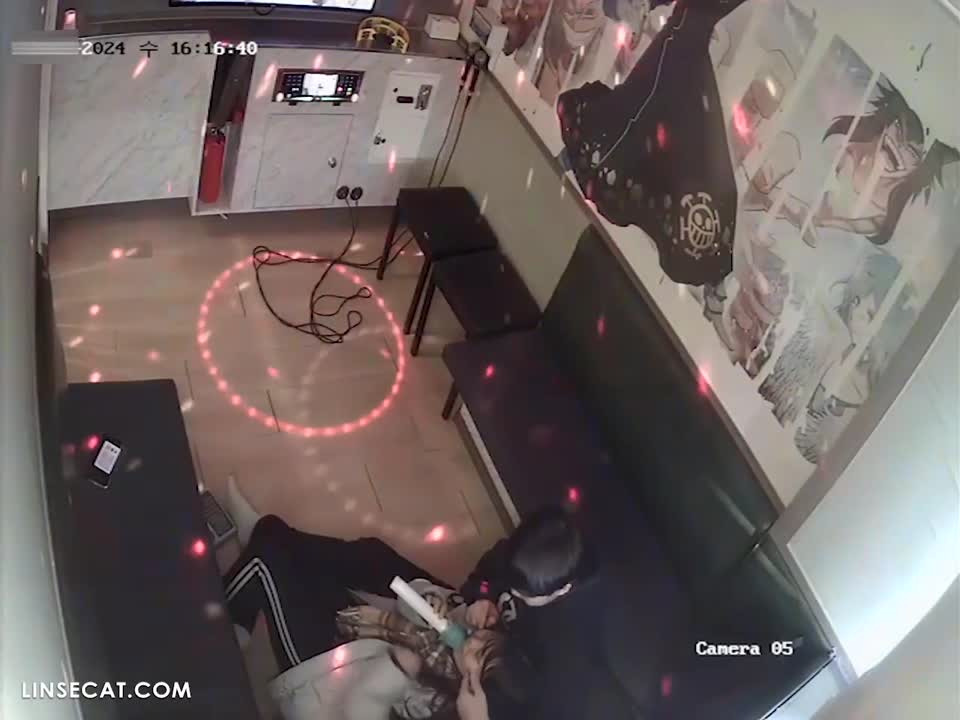 독점 영상! 2024년 한국노래방 IP 카메라가 해킹당했다. 귀여운 소녀가 설득당했다. 남자친구는 참지 못하고 그의 자지를 뒤에서 그녀의 질 속으로 직접 삽입했습니다. 그녀는 이미 젖어 있었습니다.