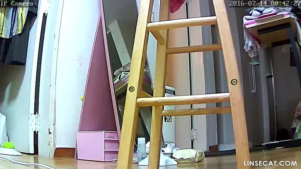 해킹된 홈 IP 카메라_ 한국 여성들의 알몸. 알몸으로 집안일을 하는 고결한 아내