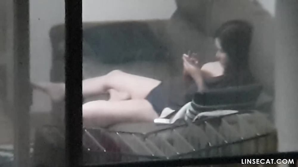 여대생 기숙사 및 주거용 건물을 촬영하려면 망원 렌즈를 사용하십시오. 사랑에 빠진 커플이 시시덕거리는 모습; 젊은 엄마가 오르가즘을 느끼는 동안 발가락을 오므려 자위하는 모습