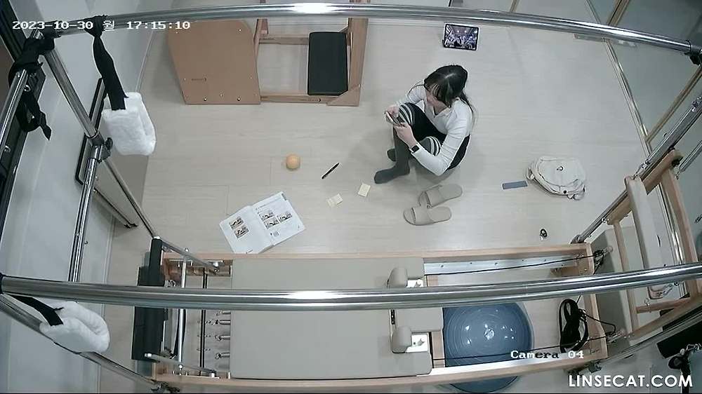 해킹된 한국 홈 IP 카메라_ 아름다운 소녀 2명이 스트레칭을 하고 있으며 그녀는 자신의 보지를 핥을 수 있습니다. 매우 실용적인 기술입니다.