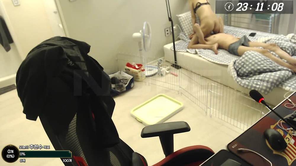 BJ 삐딱이 방송 켜진줄(_) 모르고 떡치는 영상 송출됨 !!