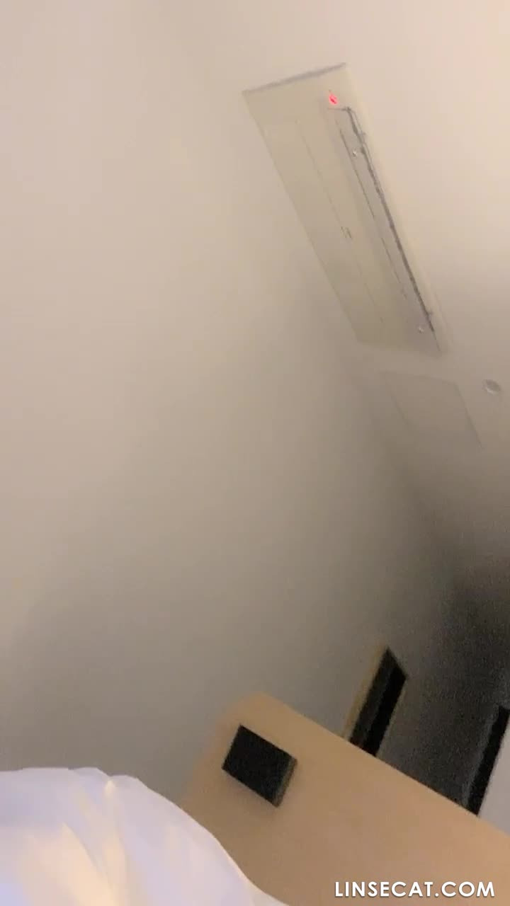 한국 남자들은 옷을 입지 않은 채 집에 있는 여성들을 몰래 녹화한다. 그들 중 일부는 언니와 여자 친구입니다. 그는 그녀의 질 속으로 손가락을 집어넣었다