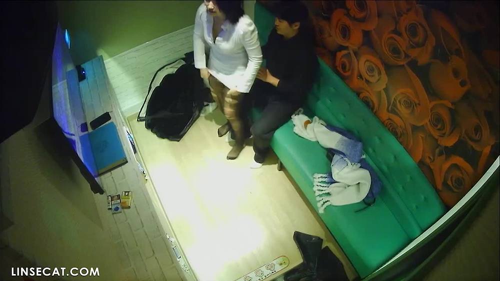 단독 영상! 2024년 한국 노래방 IP카메라 해킹_ 섹시한 스타킹을 신은 키 큰 여자. 키가 작고 멍청한 남자아이는 여자의 성적 암시를 받을 수 없습니다. 그녀의 성적 욕망은 완전히 드러나며 바닥에 앉아 조용히 자위행위를 합니다