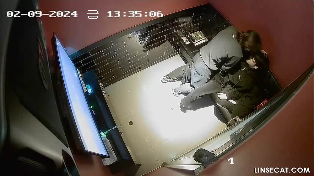 2024년 새 영상입니다. 해킹된 IP 카메라 노래방에서 한국인 커플 두 명이 섹스하는 모습을 엿보는 것은 OK. 그녀의 보지는 너무 단단해서 그는 거의 그녀 안에 사정할 뻔했습니다