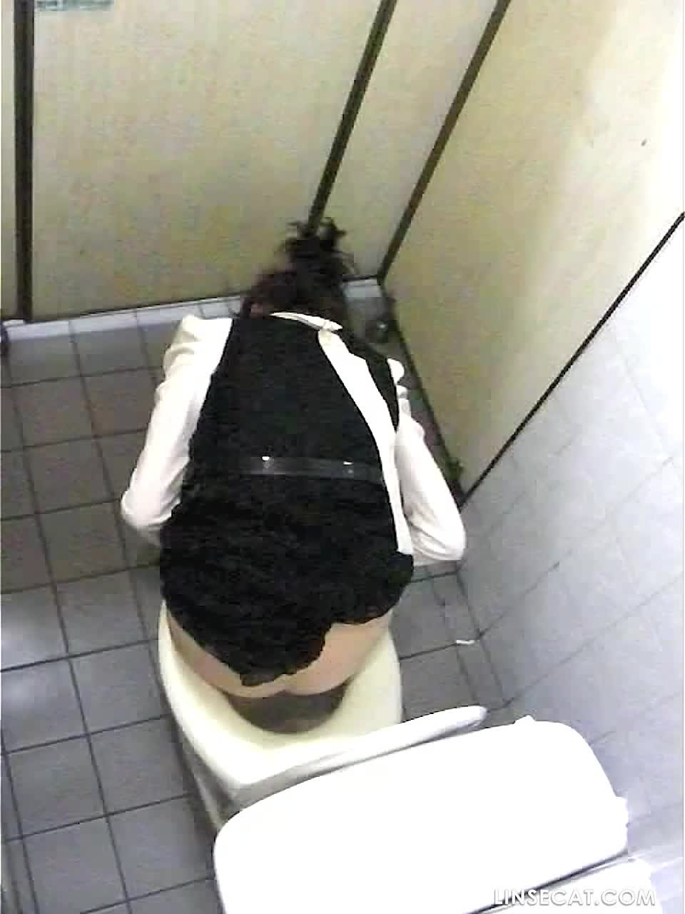 한국 변기 엿보기, 술에 취한 여자가 오줌 보다가 넘어졌다, 정말 웃긴다