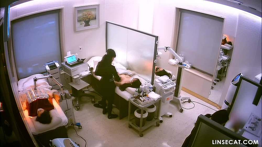 2023년 한국 IP 카메라 해킹당했다_ 어린 소녀들이 가슴을 확대하기 위해 유방 마사지를 하고 있습니까