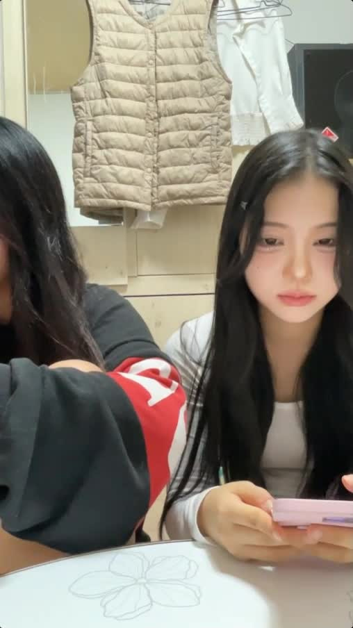 라이브에서 친구가 쑤셔주는 딜도에 흥분한 소은이