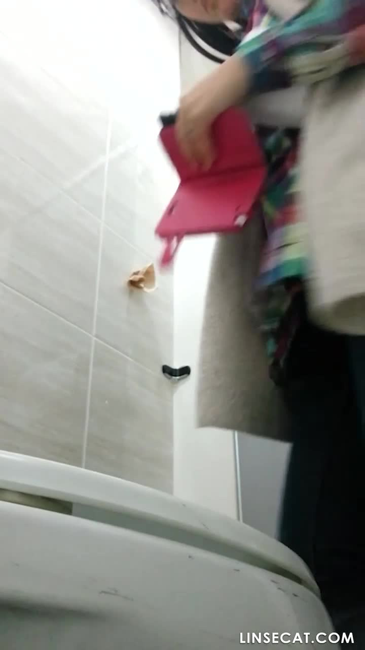 한국 화장실의 몰래카메라_롯데백화점에서 아직 공개되지 않은 소녀들. 그녀는 다리를 완전히 벌리고 질을 닦았습니다