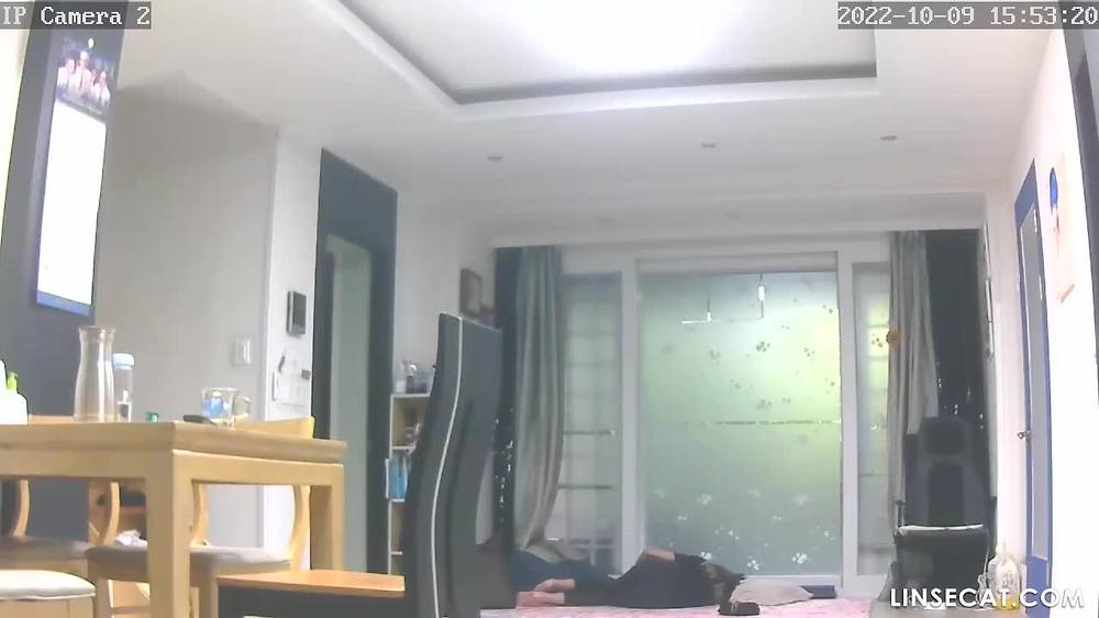 해킹된 가정용 감시 카메라_ 한국 여성 3명이 자위를 하고 있다. 그녀는 어머니에게 자위를 하다 들킬 뻔했다