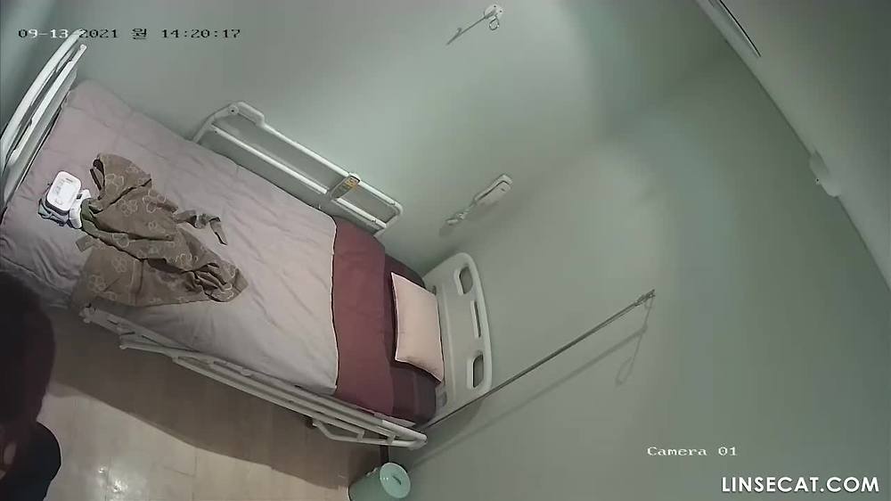 해킹된 병원 IP 카메라_ 한국 여자 스타들이 메디컬 뷰티 시술을 받는다. 대담한 소녀는 병원 병동에서 자위합니다.