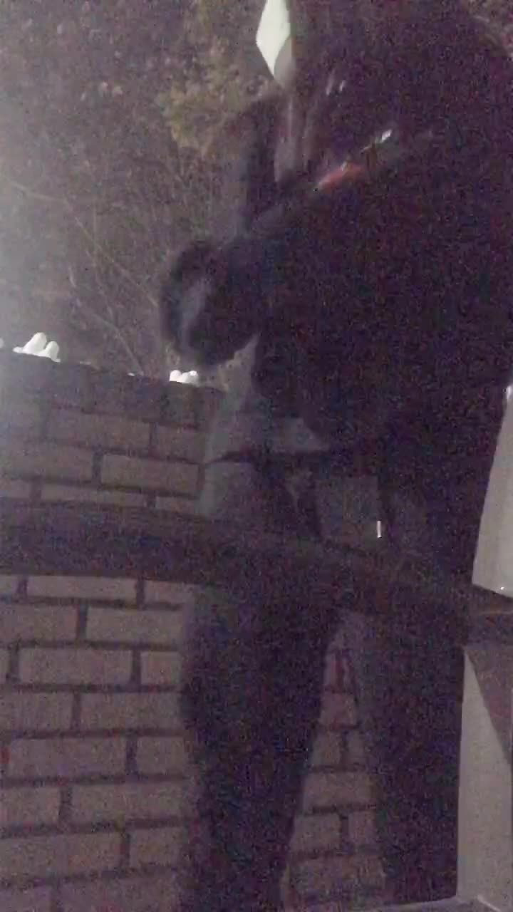 야외에서 옷 벗기 미션 수행하는 노예녀