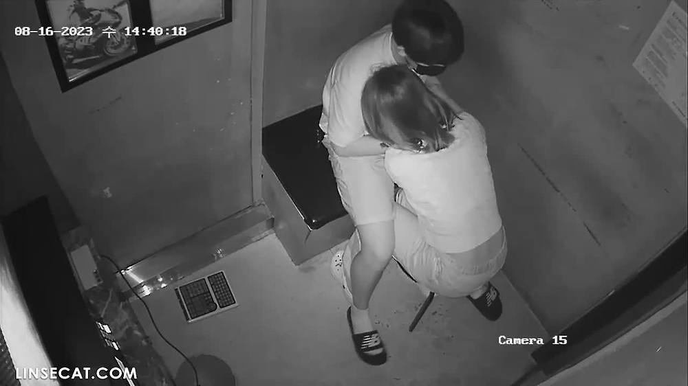 한국 노래방 OK의 IP 카메라가 2023년에 해킹당했습니다. 예약된 소녀는 마침내 남자 친구가 자신의 보지를 만지는 것에 동의했고 물이 너무 많았습니다!