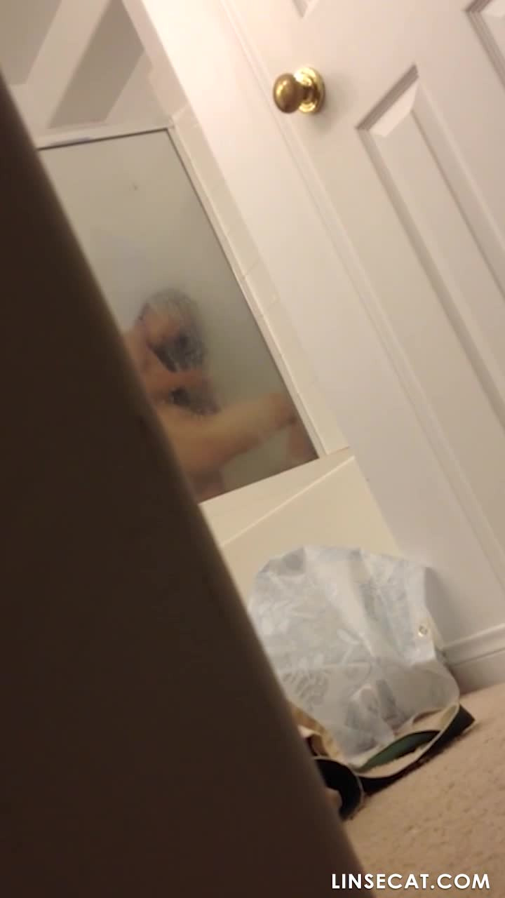 샤워하는 두 한국 소녀 감시, 그녀의 성기 세척 방식이 너무 거칠다