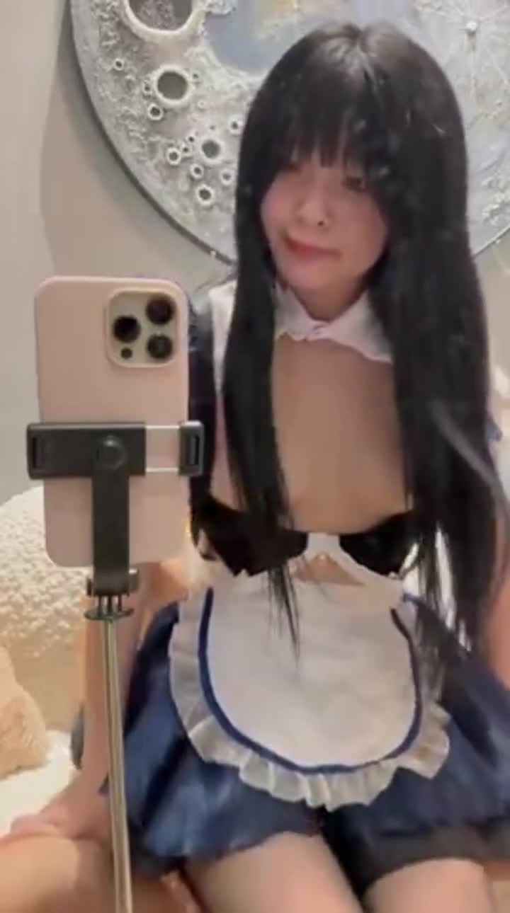 메이드 복장으로 직촬하는 귀여운 년~~