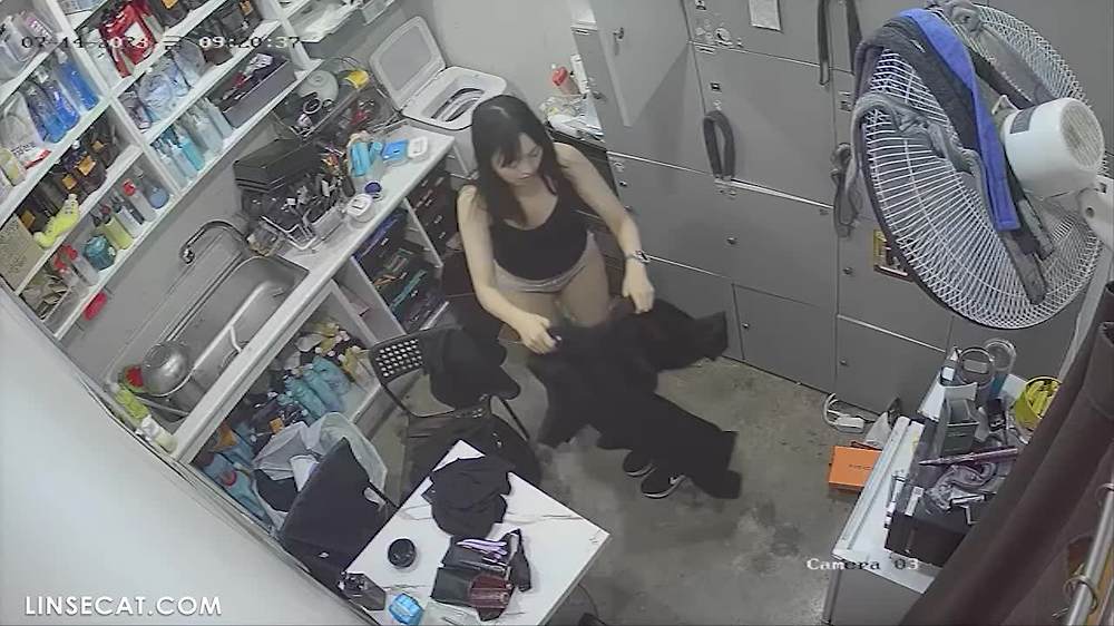 2023년 한국 IP 카메라 해킹 _ 이발소 탈의실. 양치를 하는 척하며 섹시한 여자 동료의 몸을 몰래 보는 뚱뚱한 소녀