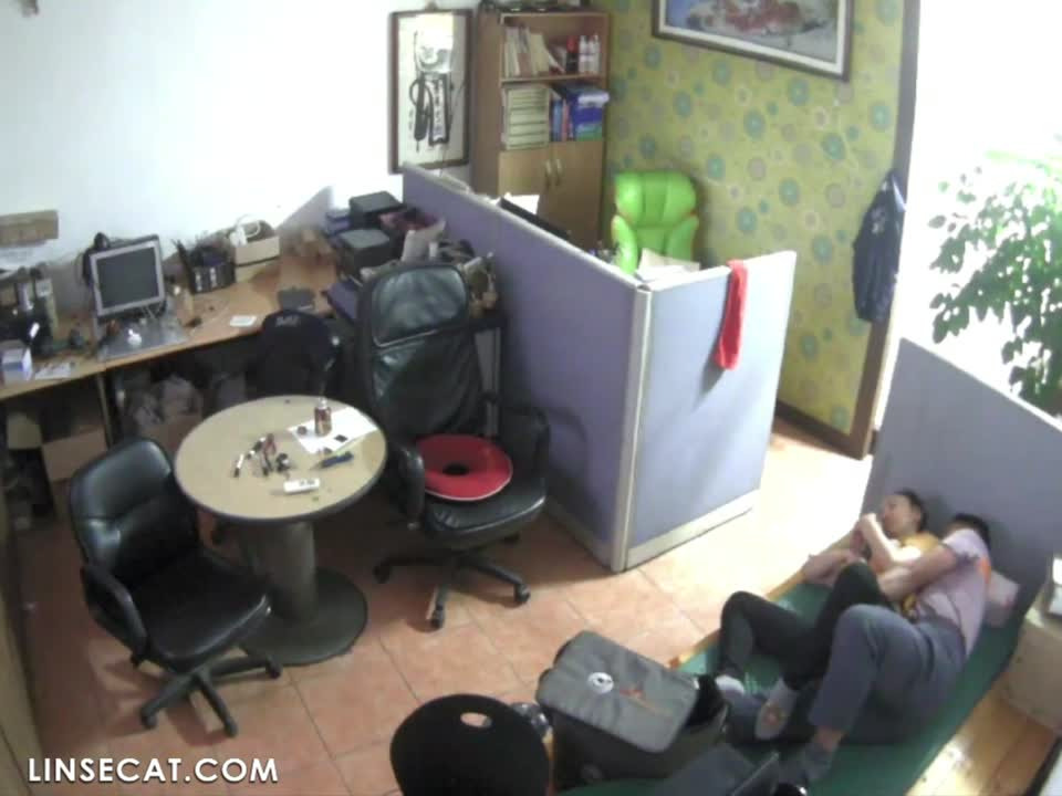 단독 영상! 해킹된 한국 사무실 IP카메라_ 성적 장면 3개. 사장이 사무실에서 여직원과 성관계를 갖는다. 그녀의 남편은 그녀의 성적 욕구를 충족시켜주지 못하는 것 같습니다.