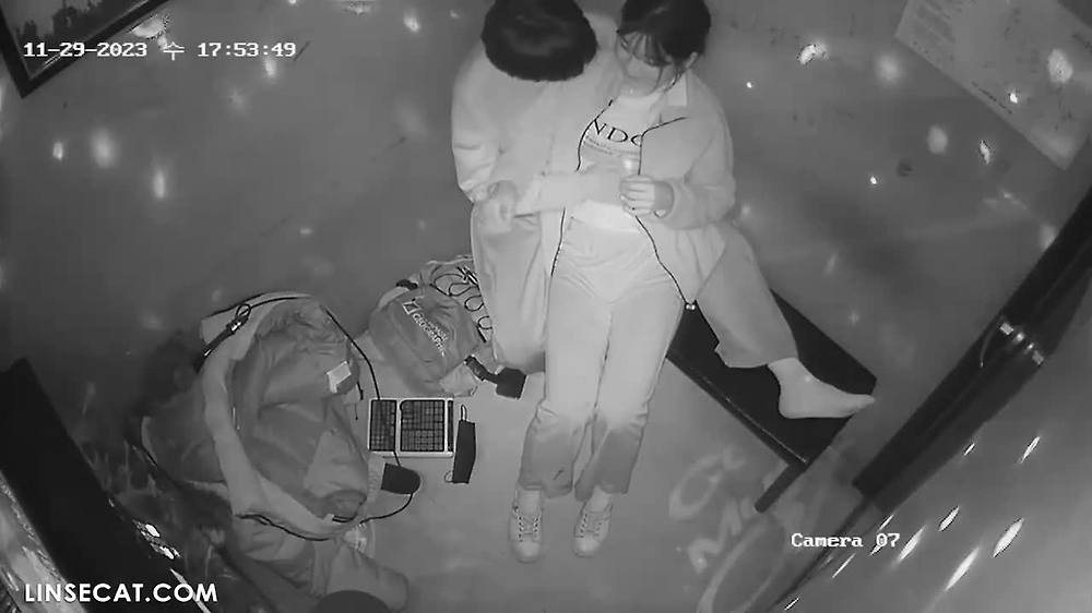 해킹된 한국 노래방 IP 카메라_ 운지법 2시간! 수줍은 소녀는 수많은 오르가즘을 경험합니다. 그녀가 오르가즘을 느낀 후에도 소년은 계속해서 그녀의 음핵을 자극했고, 불응 기간 때문에 그녀는 매우 예민해졌습니다