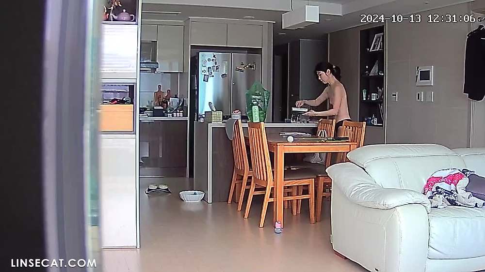 2024년 한국 가정용 IP카메라 해킹_ 대구의 인기 커플. 아내는 남편이 불륜을 저질렀다고 의심하여 그의 성기를 맡아 다른 여자의 질과 비슷한 냄새가 나는지 확인했습니다. 그녀는 소파에 다리를 벌리고 자위행위를 하며 오르가즘을 느꼈다