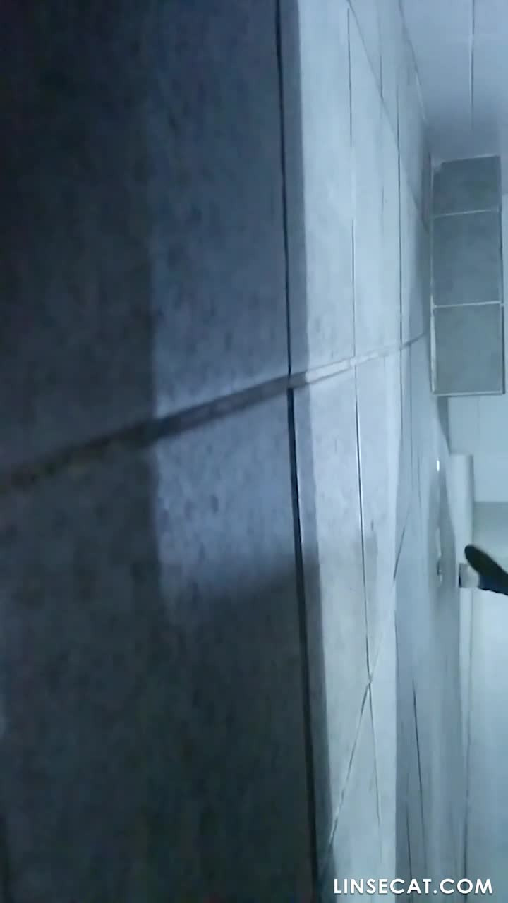 한국 화장실을 엿보는 금융 사무직 직원이 자신의 질에 연고를 바르는 모습. 소녀가 여자 친구에게 오줌을 누는 모습이 포착됐다