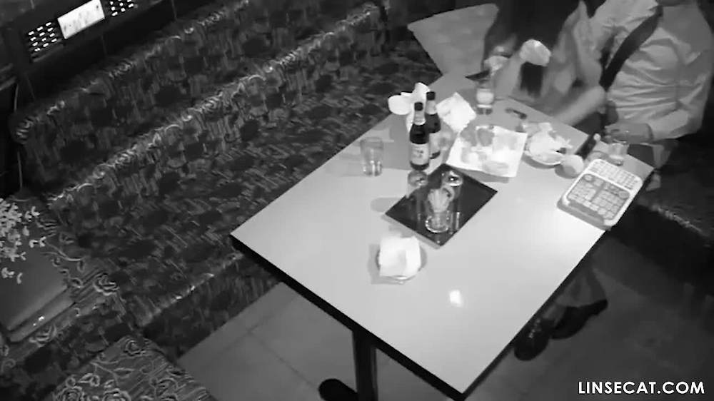 IP 카메라 해킹 _ 한국 남녀가 노래방에서 성관계를 하던 중 여성이 남성의 가랑이 밑에서 수탉 마이크를 발견함