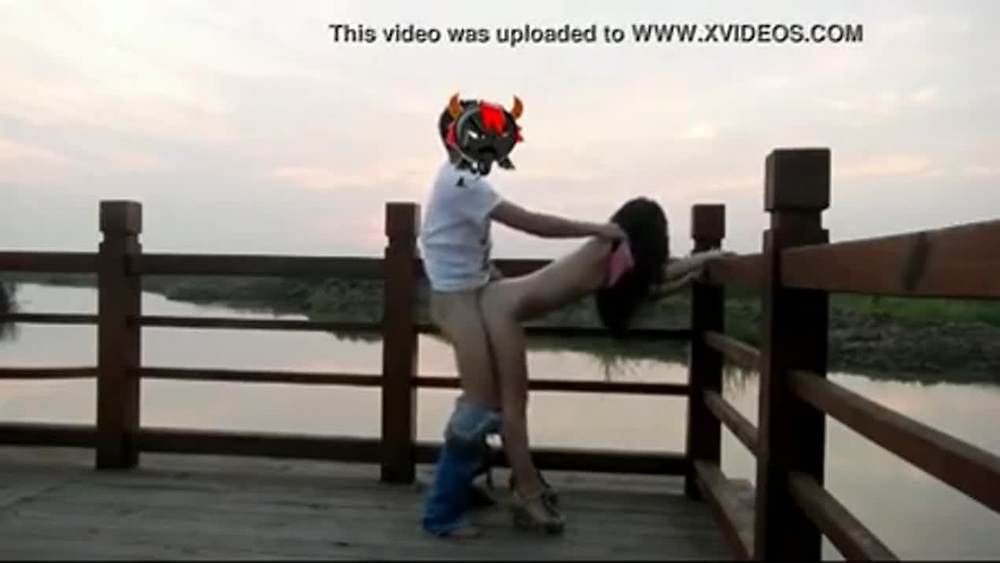 저수지에서 홀딱벗고 떡치는 커플