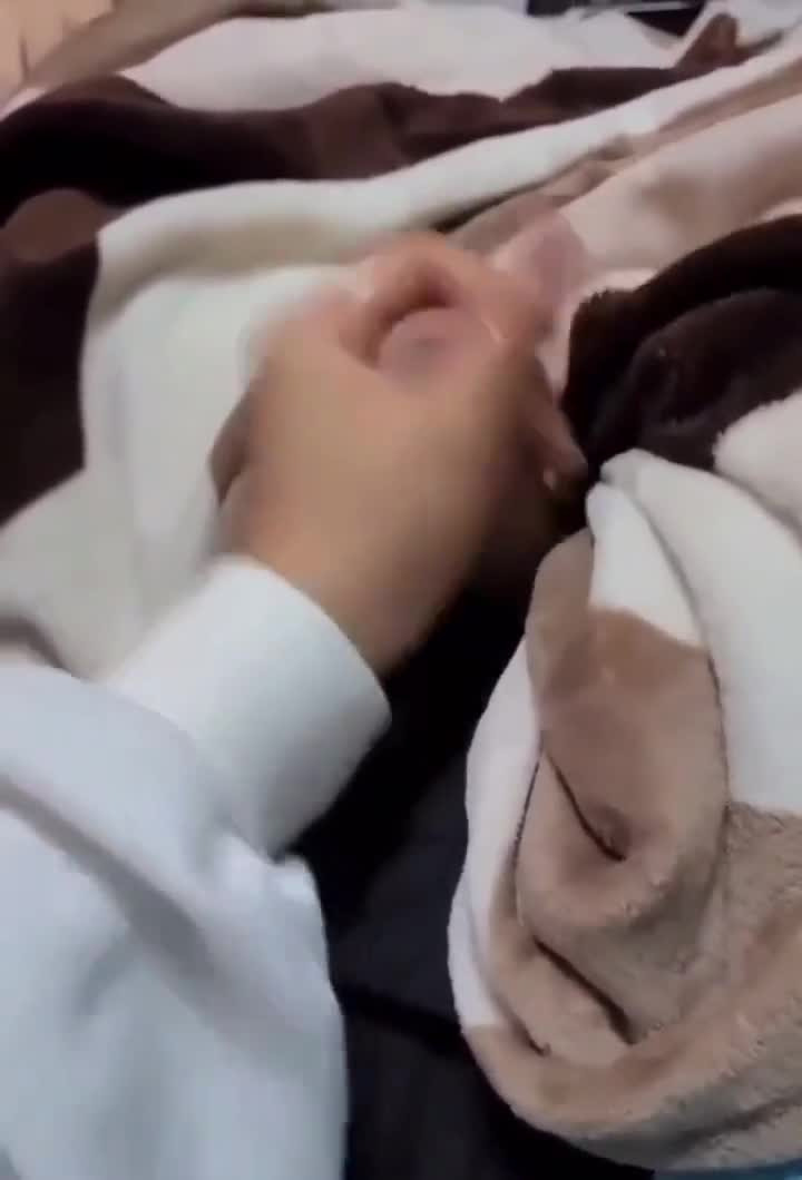 초교동창 여사친 신기하다며 자지잡고 쌀때까지 장난침