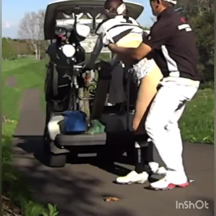 부부는 골프장에서 이러지 않지__