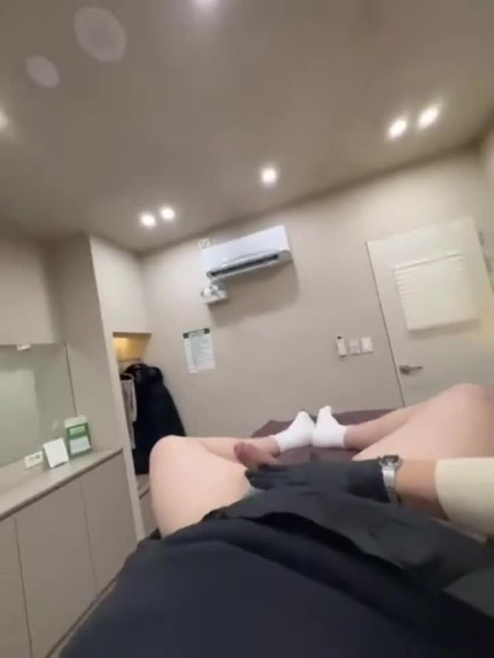 왁싱받으면서 고추세우고 인터뷰까지!!