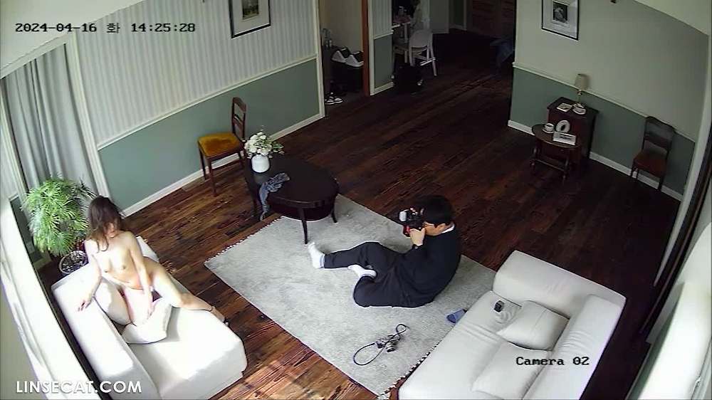 2023년 한국 IP 카메라가 해킹당했다_ 포르노 모델과 속옷 모델이 사진을 찍었다. 이렇게 섹시한 여자를 매일 보면 카메라맨은 무력해질까요