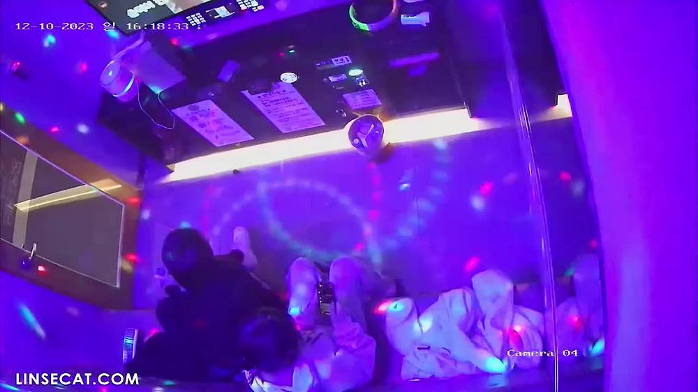 2023년 한국 노래방 OK의 IP 카메라가 해킹당했다. 소녀는 전반에 계속해서 남자친구를 유혹했지만, 소년은 결국 더 이상 참지 못하고 그녀의 가슴과 질을 잔인하게 만졌다. 그녀는 거친 섹스를 좋아하나요