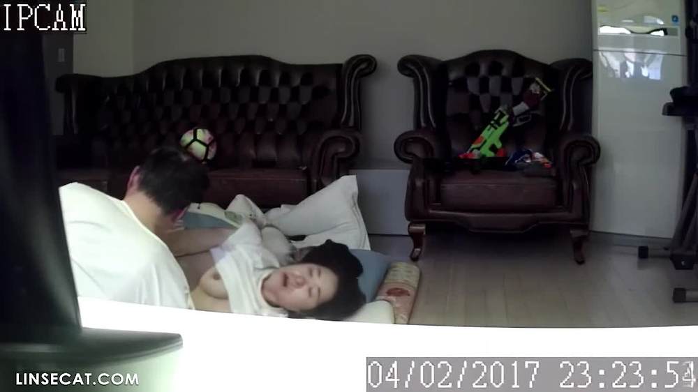 홈 IP 카메라 해킹_ 한국인 커플 2명이 성관계를 가졌습니다. 그녀는 소리를 내지 않으려고 애썼고, 참았던 신음 때문에 표정이 매우 고통스러워졌습니다