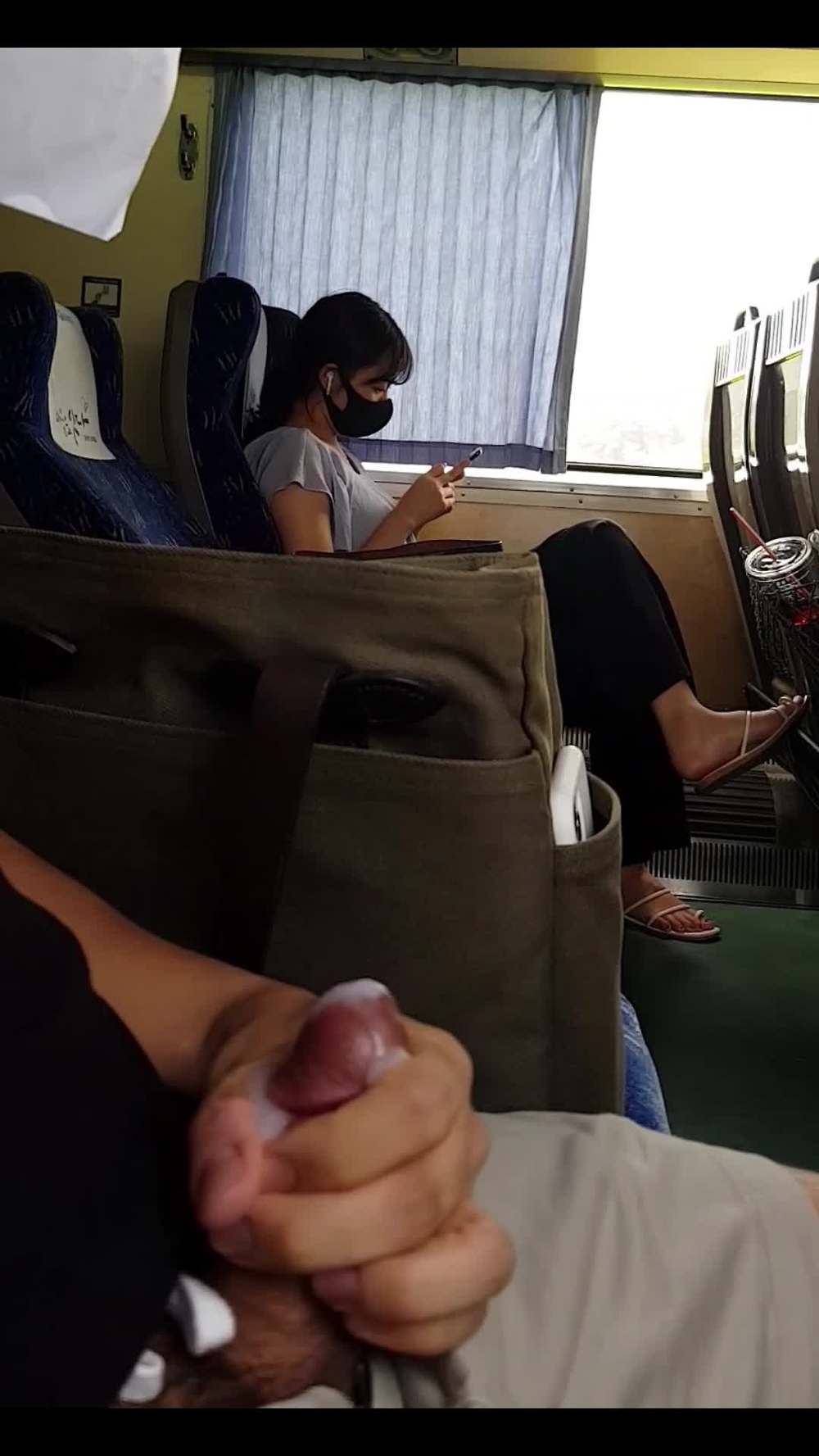 기차 안 딸딸이남 (3)