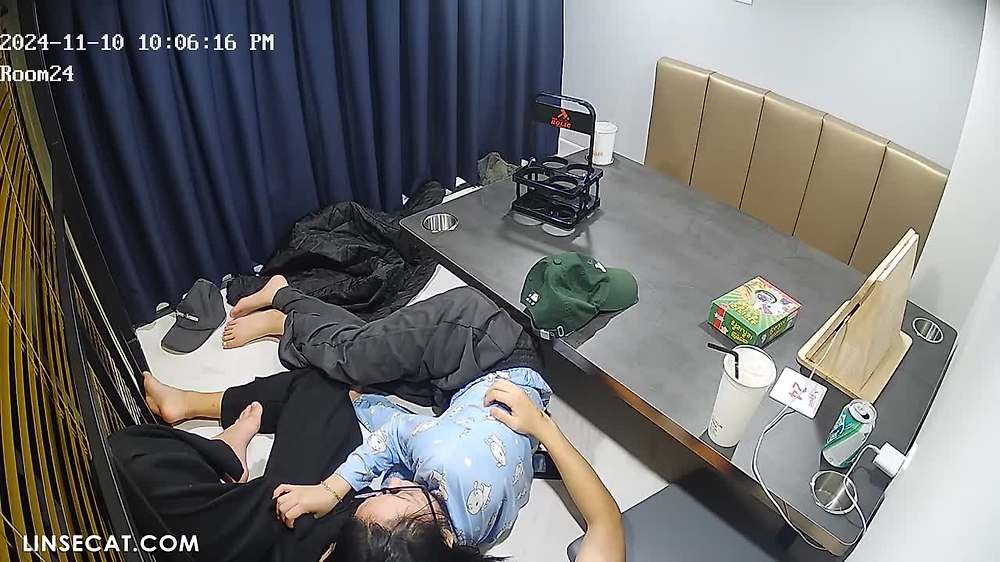 2024년 해킹된 한국 보드게임 IP카메라_ 두 커플. 긴 머리의 소녀는 남자친구의 큰 자지를 움켜쥐고 점점 흥분했다. 그녀는 그 위에 올라타 남자친구가 자신의 음부에 자지를 문지르게 했다