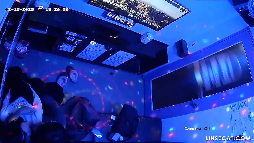 단독 영상! 2025년 한국 노래방 IP카메라 해킹_ 같은 커플이 두 번 데이트를 했다. 남자가 손으로 여자에게 오르가즘을 선사한 후, 두 번째 데이트에서 여자는 그의 성기에 올라탔다. 그녀는 새로운 기쁨을 열어주었다