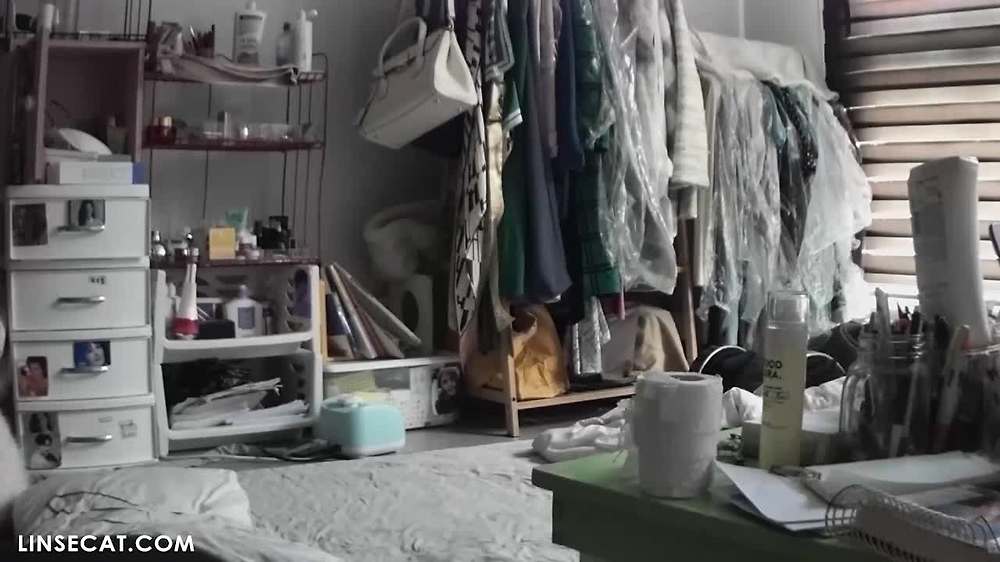 해킹된 홈 IP 카메라_ 큰 가슴을 가진 아름다운 한국 소녀가 전화 통화 중에 보지 털을 가지고 놀고 있습니다