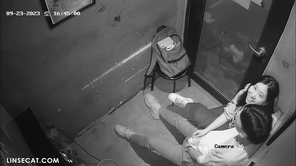 2023년 한국노래방 IP 카메라가 해킹당했다. 완벽한 성적 텐션을 자랑하는 커플. 그들은 섹스를 열망하고 카메라에 대해 걱정합니다. 질액이 많이 분비되어 닦아내려고 화장실에 가야 했습니다.