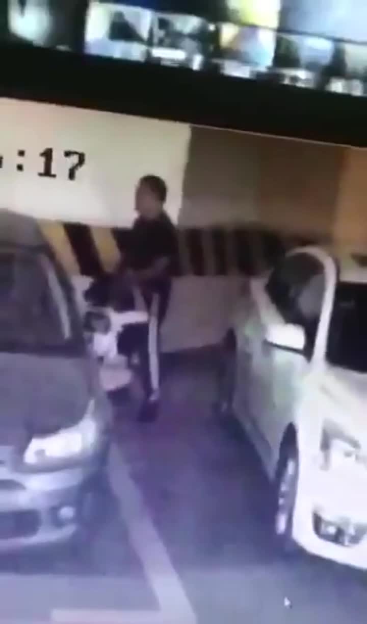 주차장에서 제대로 떡치다 찍힌커플