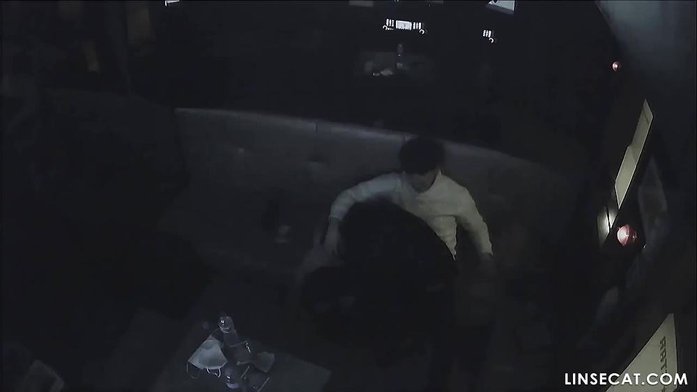 해킹된 IP 카메라_ 노래방에서 섹스를 하는 젊은 한국 커플. 서로를 만족시키기 위해 손을 사용하여 소녀들은 공공 장소에서 분출할 뻔했습니다.