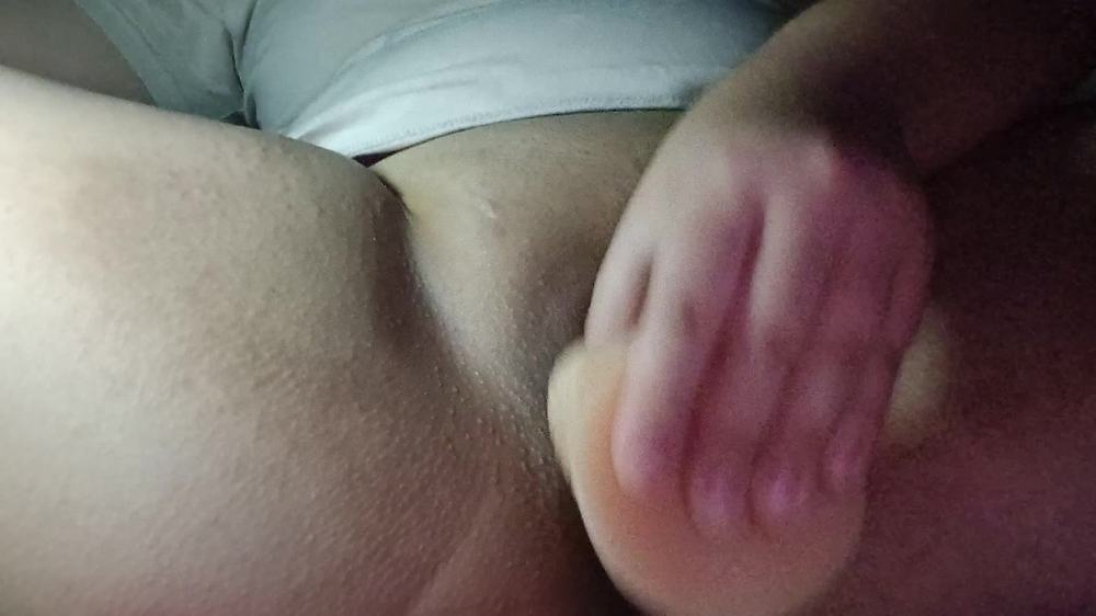 질질싸는 딜도 자위녀