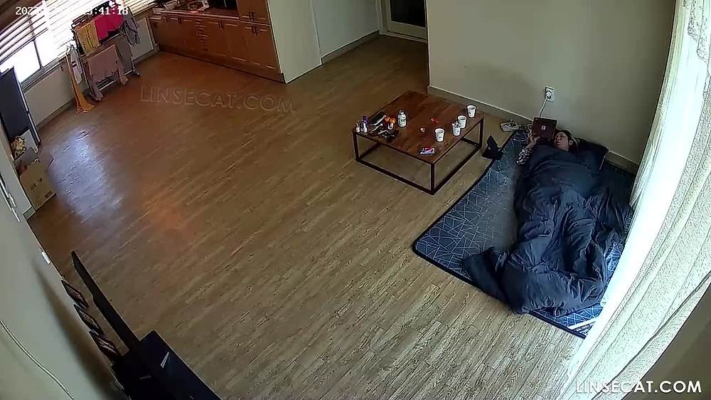 해킹된 가정용 IP 카메라_ 2024년 최신 버전! 한국의 젊은 커플이 섹스를 하고 있다. 이 남자는 로맨틱하지 않아, 여자는 몰래 3번 자위를 했다