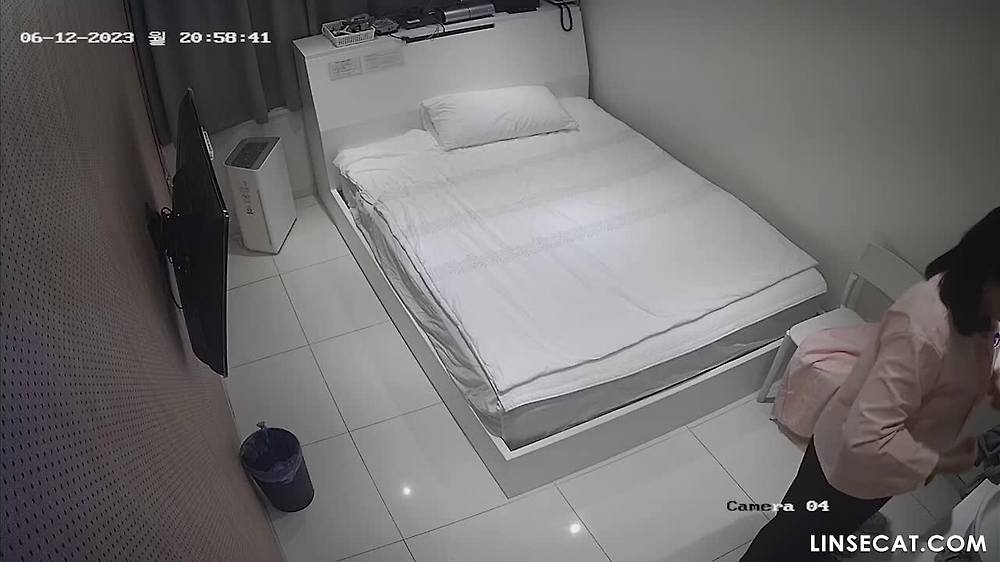 해킹된 병원 IP 카메라_ 한국 남성 의사가 기회를 이용하여 아름다운 소녀의 가슴을 만졌습니다.