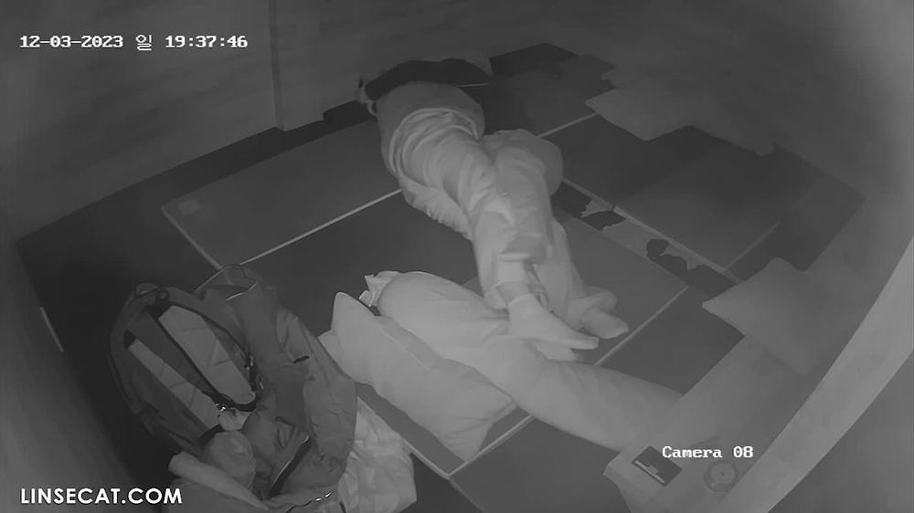 2023년 한국 IP 카메라가 해킹당했습니다. 아름다운 소녀들이 바지를 통해 엉덩이를 만질 수는 있지만 속옷에 손을 넣고 질을 만지는 것은 허용되지 않습니다.