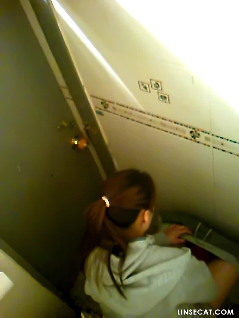 한국 화장실의 몰래카메라_ 엉덩이가 큰 여자가 화장실 문을 열어놓고 소변을 본다. 그렇지 않으면 방이 엉덩이를 수용하기에는 너무 작다