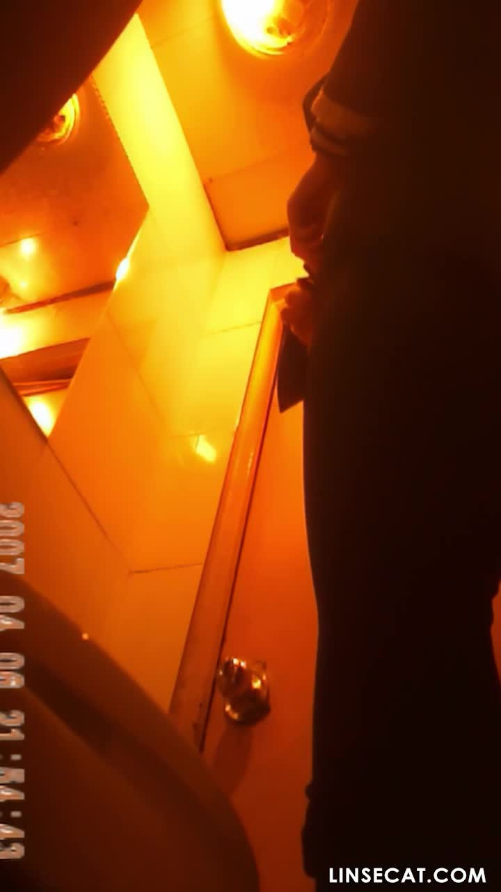 한국 화장실의 몰래카메라_ 여대생의 보지를 엿보는 것. 그녀는 변기를 부수었고 변기가 그녀의 엉덩이를 때렸습니다