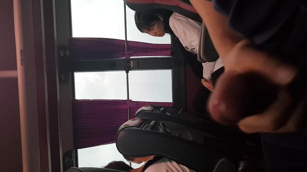 국산 고속버스 옆자리 바지 벗고 딸치다가 걸림 ㅋㅋㅋ